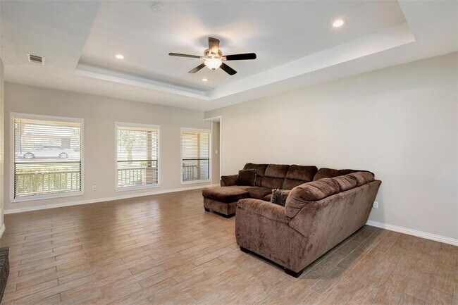 Building Photo - 425 Rustic Ridge Dr