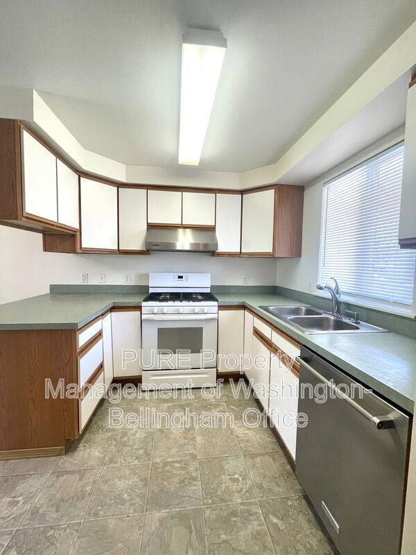 Foto del edificio - 411 Rowland Rd