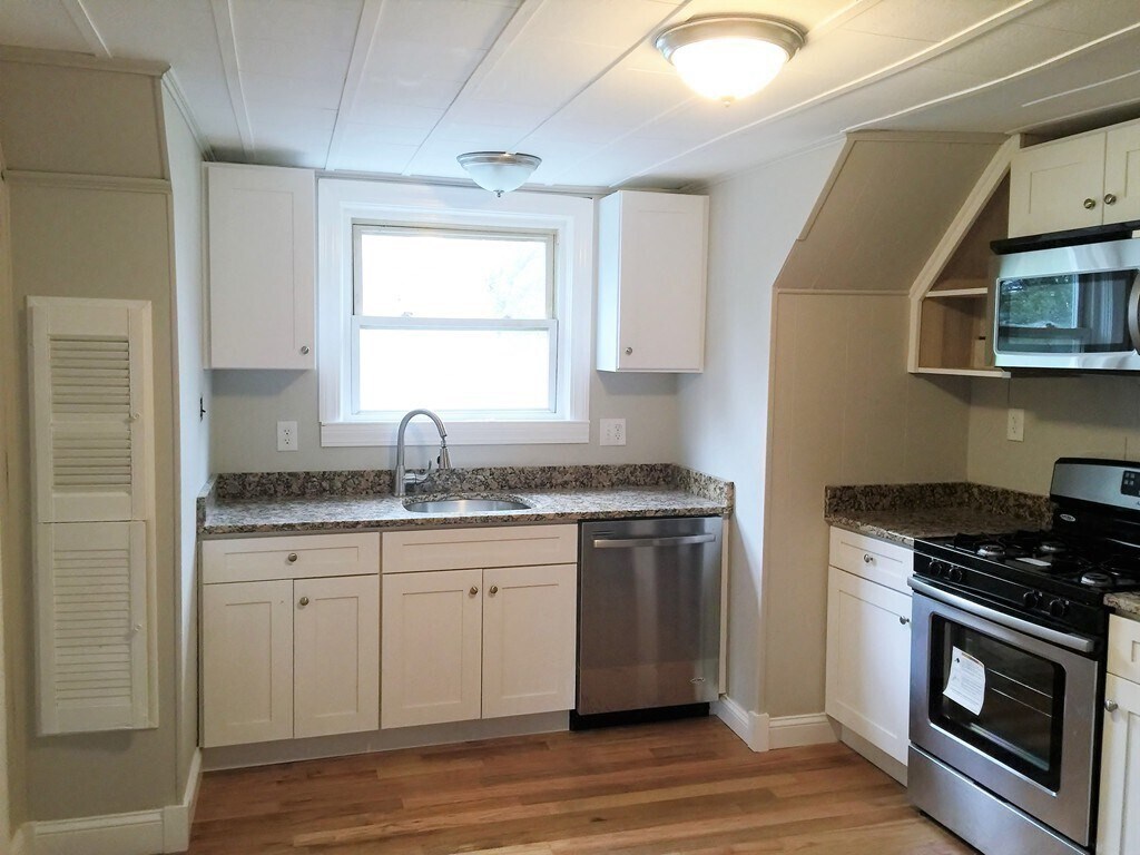 Primary Photo - 30-32-32 Oakwood St