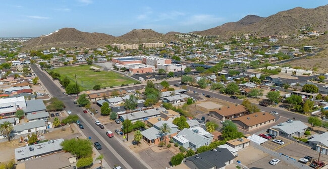 Building Photo - UPDATED PHOENIX RENTAL – 3 BED, 2 BATH NEA...