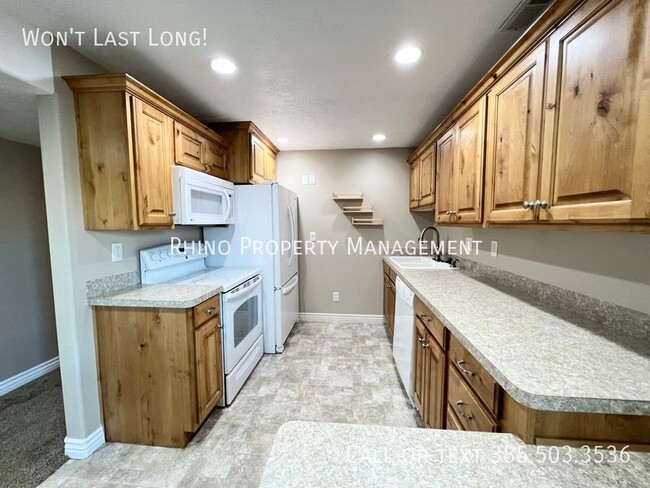 Building Photo - 2 Bedroom/1 Bathroom Duplex in Syracuse