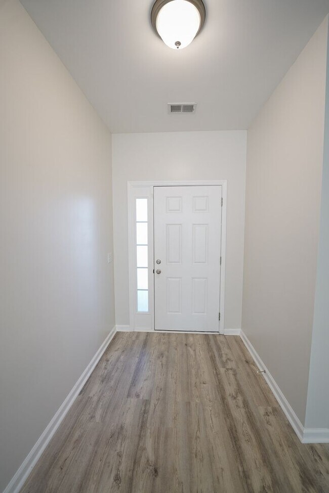 Foto del edificio - Available Soon!