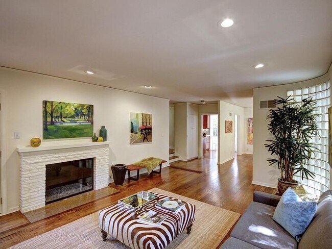 Building Photo - Beautiful Land Park home!