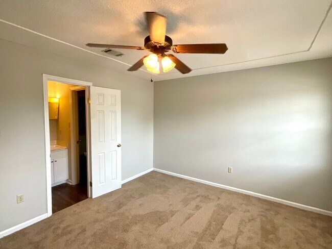 Building Photo - 3932 Miramar Ct