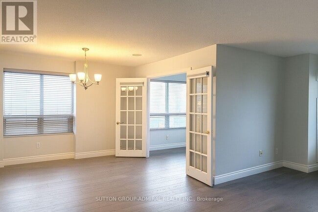 Photo du bâtiment - 25 Kingsbridge Garden Cir