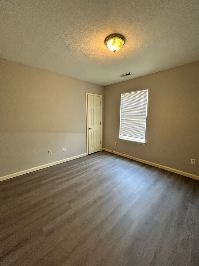 Building Photo - Charming 2 Bed, 1 Bath, 1 Car Garage, Covered Patio in Private Neighborhood!
