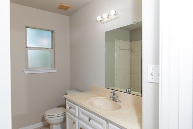 Foto del edificio - Duplex For Lease