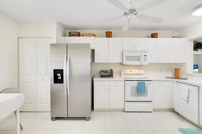 Building Photo - Furnished 2BR + Den Condo in Sapphire Lakes – Lake View, Amenities, 60-Day Minimum Stay