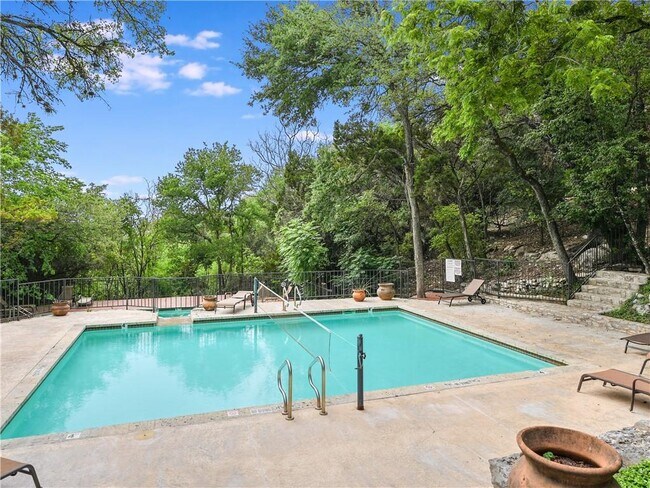 Foto del edificio - 4711 Spicewood Springs Rd