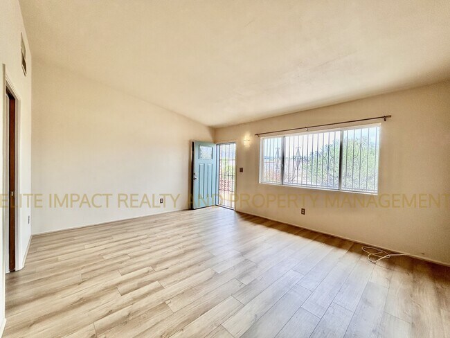 Foto del edificio - 3215 N Cherry Ave