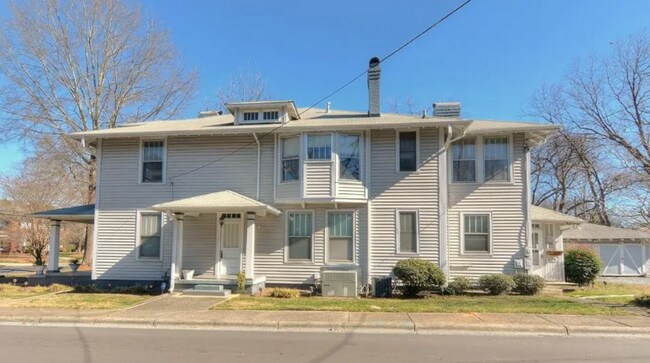 Foto del edificio - 807-809 W Franklin St