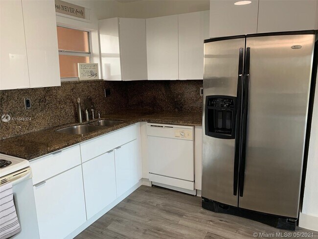 Building Photo - 6300 SW 138th Ct