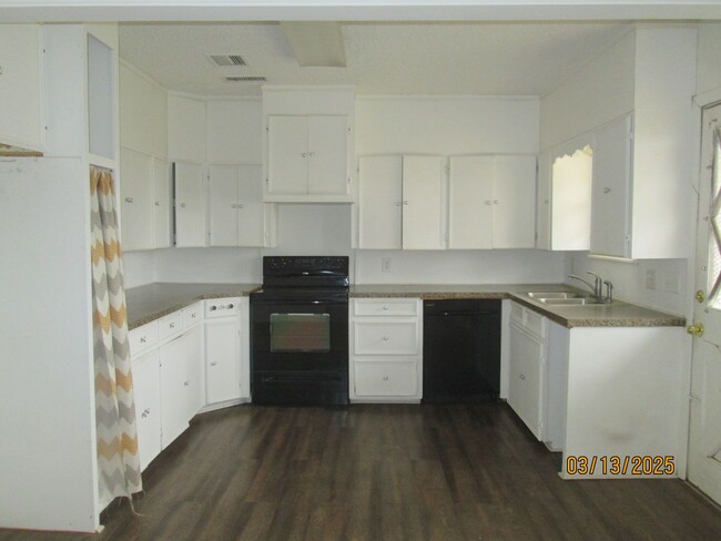 Building Photo - HOUSE -- 3 bedrooms, 1 bathroom