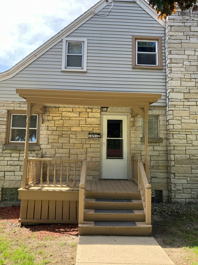 Building Photo - 1651 Lathrop Ave