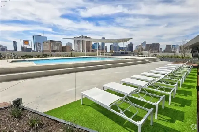 Pool with downtown skyline view + grill area - 800 Embassy Dr