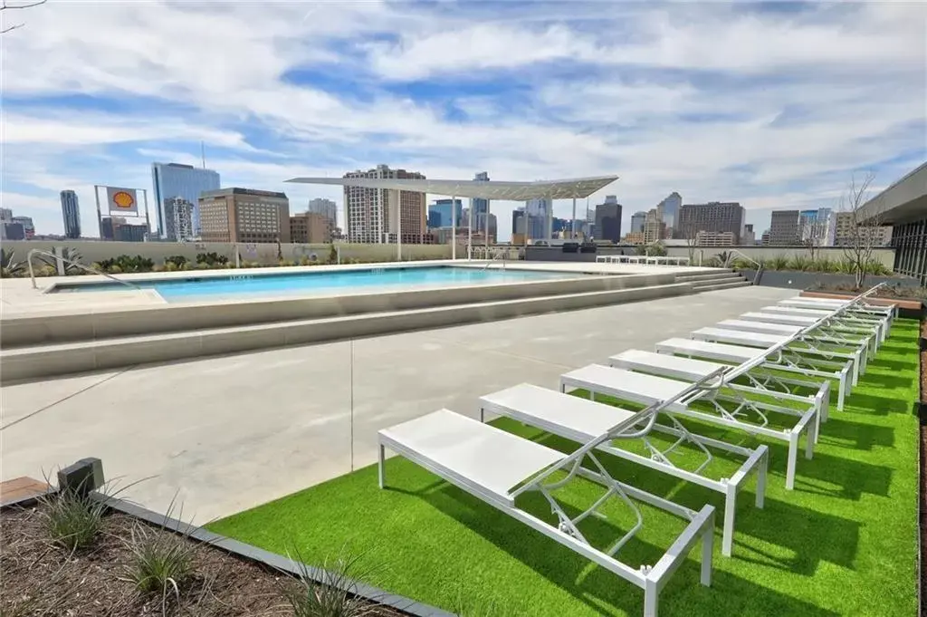 Piscina con vista al horizonte del centro de la ciudad + área de parrilla - 800 Embassy Dr