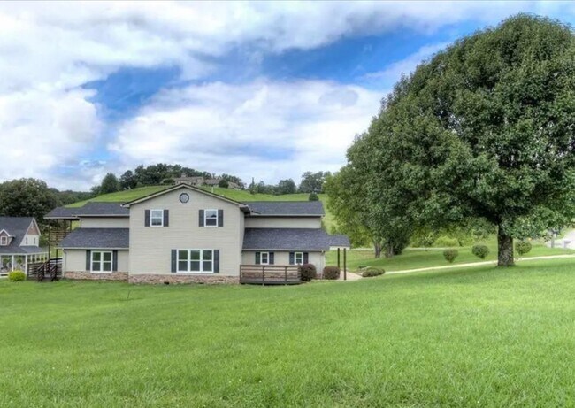 Building Photo - Beautiful Home on 1 acre lot in Milton