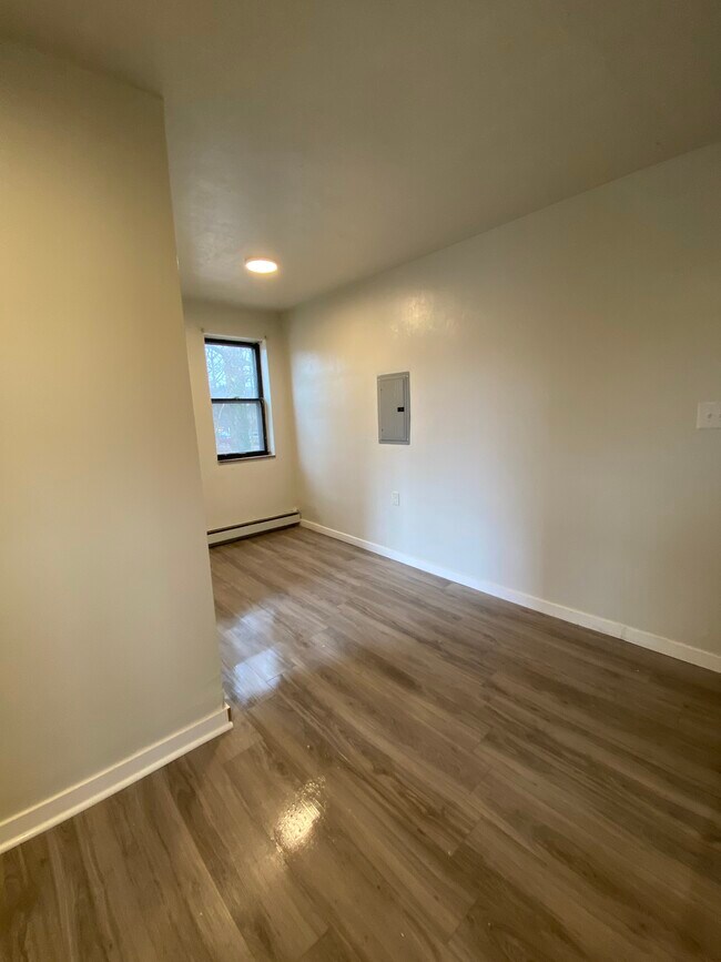 Building Photo - 709 Carothers Ave