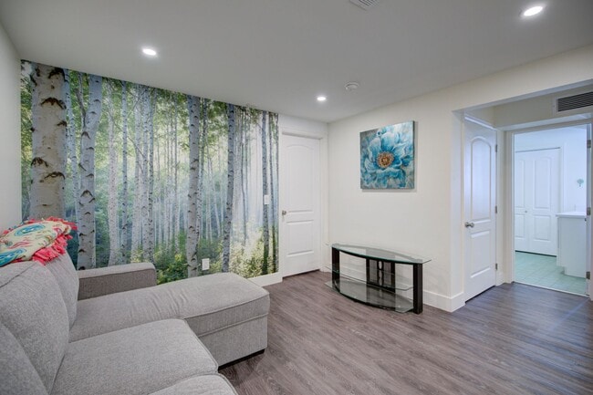 Building Photo - Single Apartment (brand new)