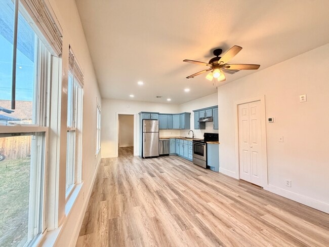 Building Photo - 1005 S Quincy Ave