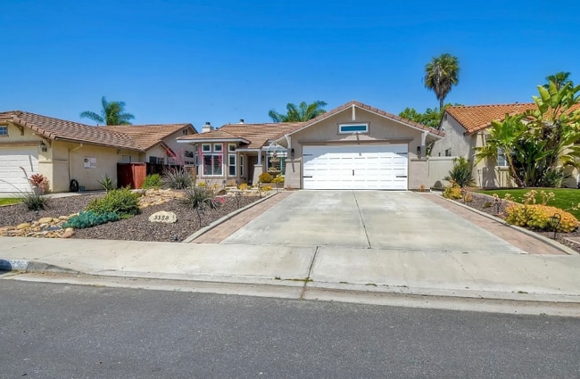 Building Photo - 3358 Lake Cir Dr