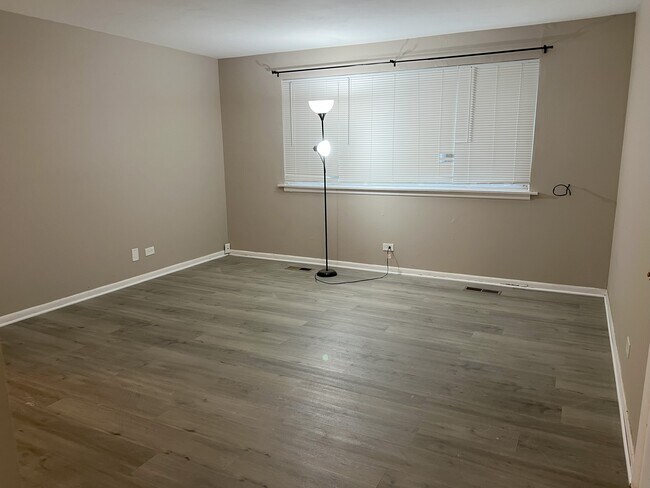 Spacious Living room hardwood floor - 2603 Rohlwing Rd