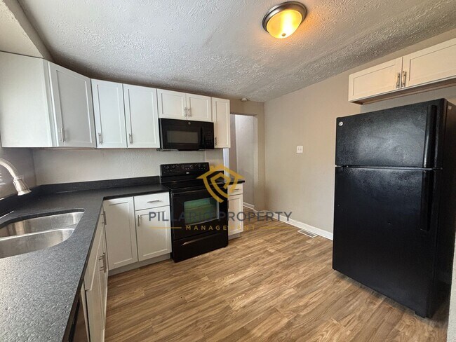 Foto del edificio - Renovated Fenced 4 Bedroom with 1.5 Bath, in Near East Side Available NOW!