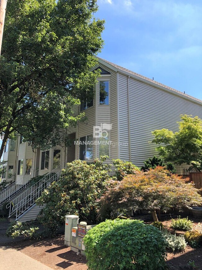 Building Photo - Gorgeous John's Landing Townhome- Luxuriou...