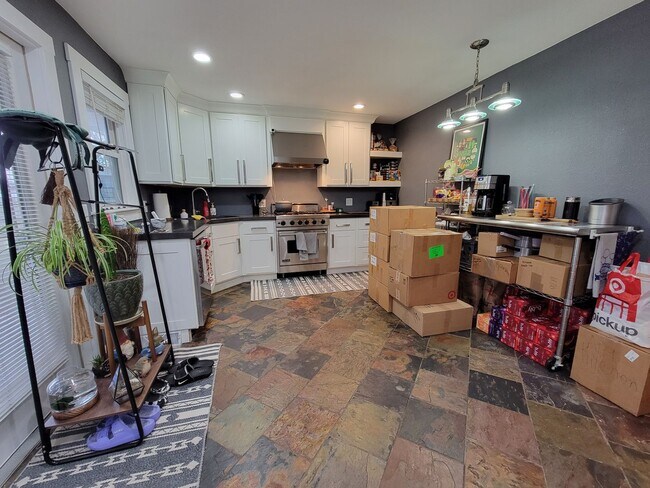 Building Photo - Charming 4 bedrom, 2 bathroom home with ex...