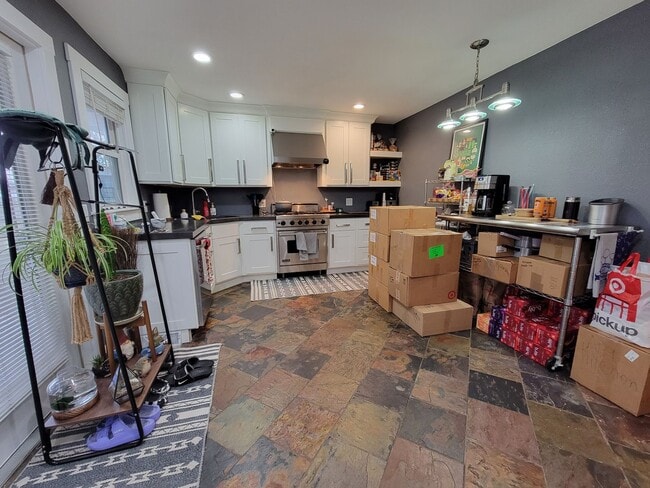 Foto del edificio - Charming 4 bedrom, 2 bathroom home with ex...