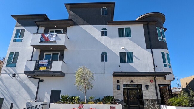 Building Photo - 10247 Variel Ave