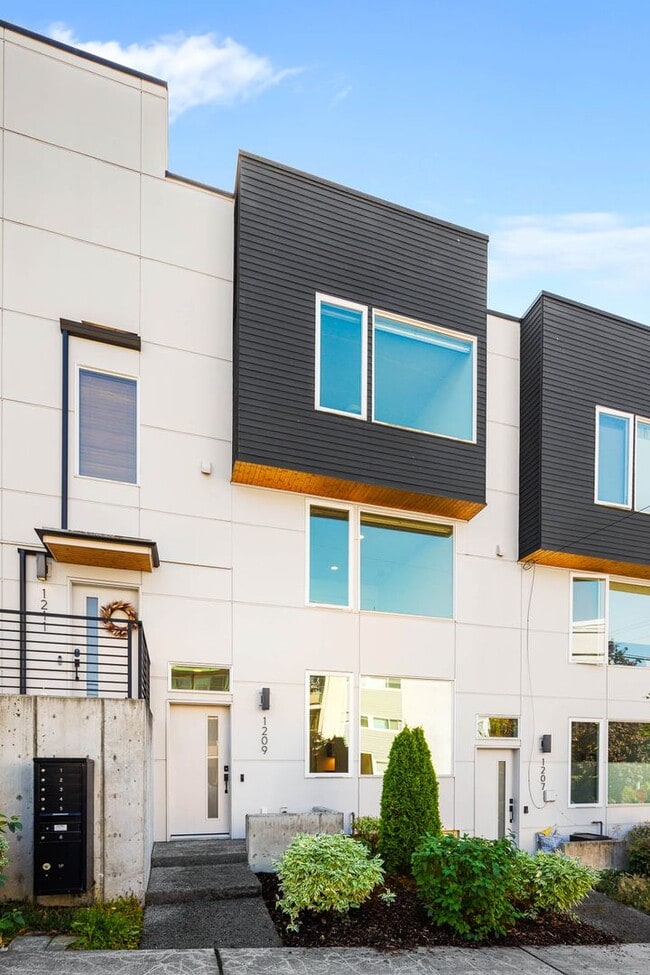 Photo - 1209 S Atlantic St Townhome