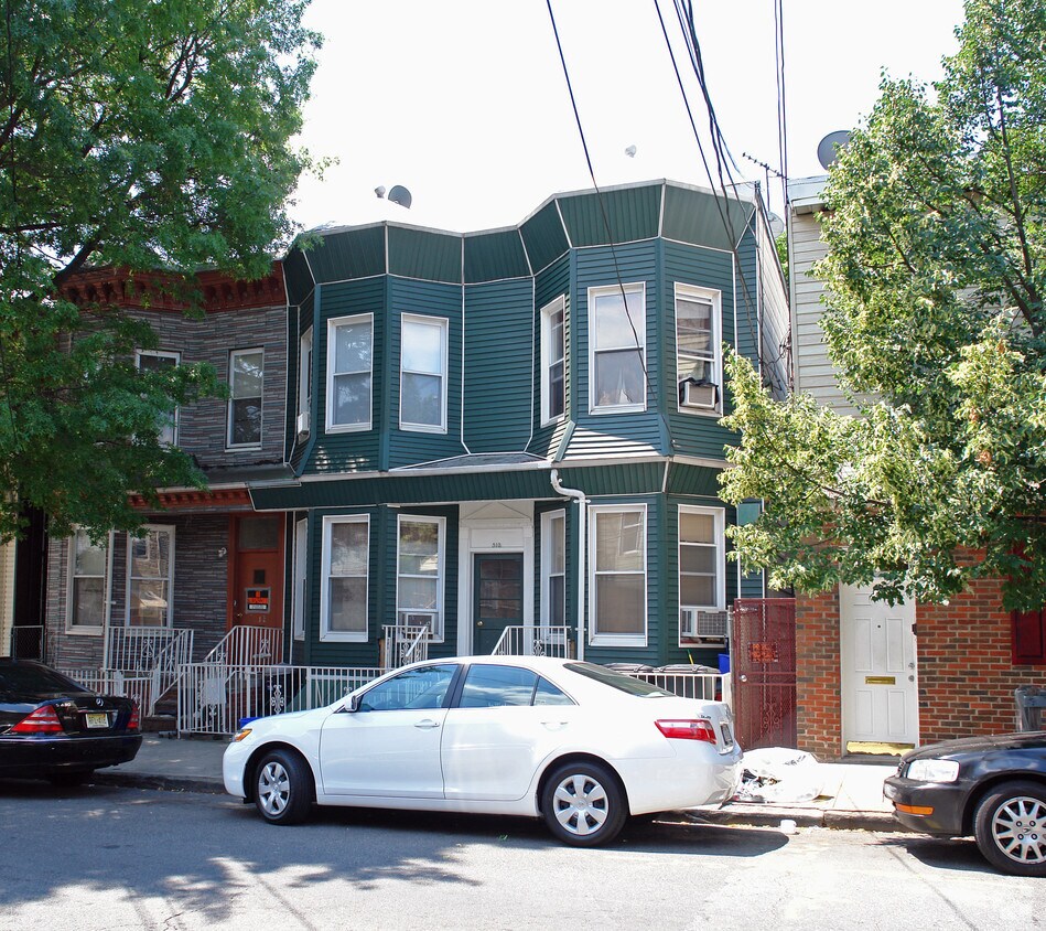 Primary Photo - 513 Monastery Pl