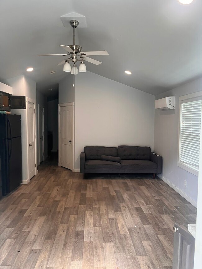 Building Photo - 129 Shoreline Dr