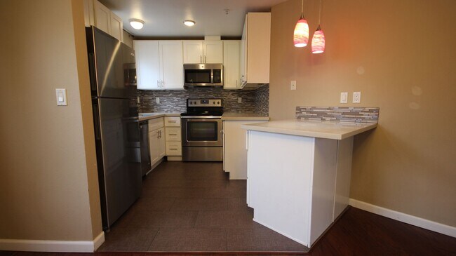 Building Photo - Third Floor Updated Condo in Des Moines!