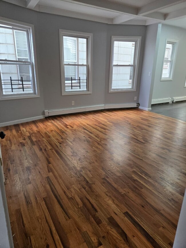 Foto del edificio - 142 JOHNSON Ave