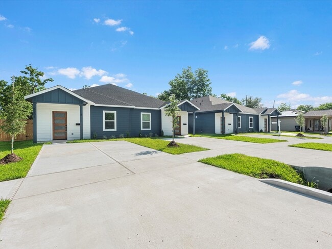 Building Photo - 5201 Kenilwood Dr