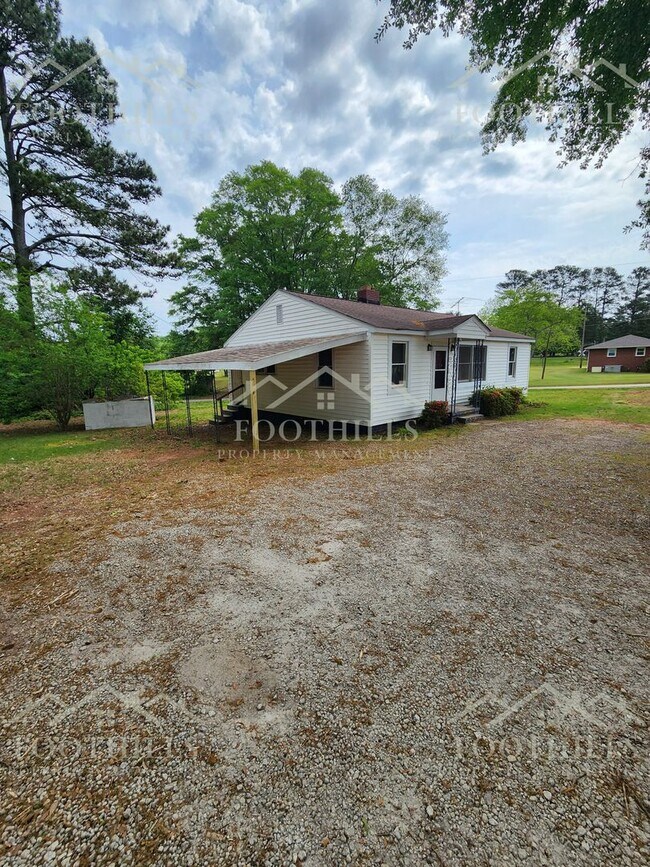 Building Photo - Beautiful 3 Bedroom Home on a Large Lot!
