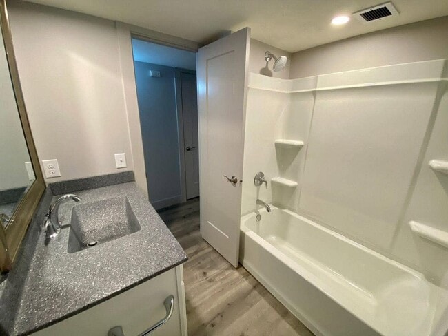 Photo - 128 N 40th St (Omaha, NE) Apartments