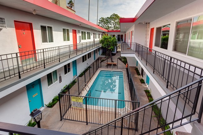 Foto del edificio - 1757 N Kingsley Dr