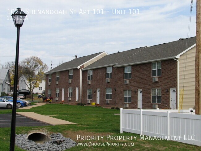 Foto del edificio - Large End Unit One Bedroom Townhouse, Harr...