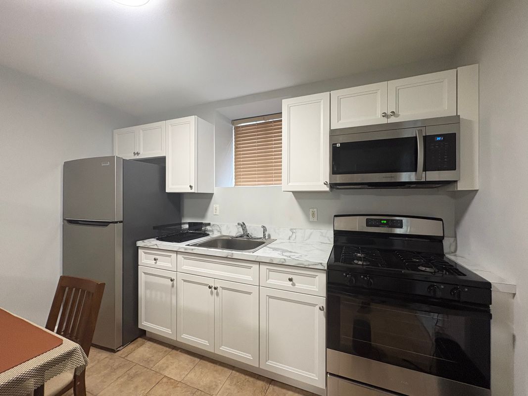 Foto principal - 193 Eltingville Blvd