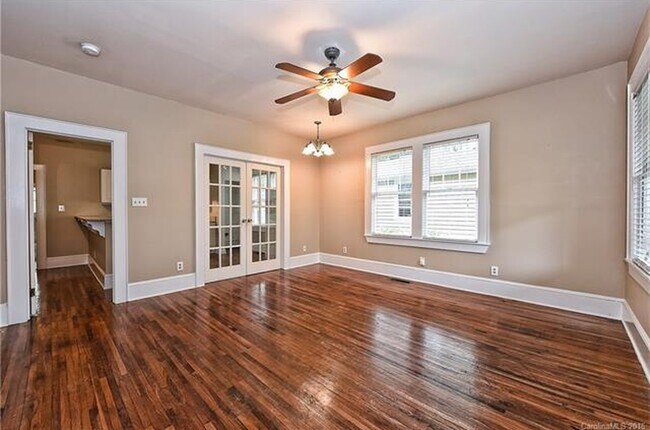 Sala de estar - 322 Walnut Ave