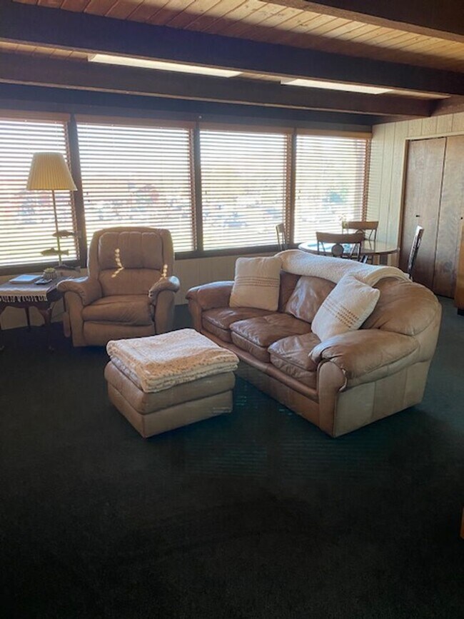 Foto del edificio - FULLY FURNISHED  - 2 bd Log Cabin in the H...