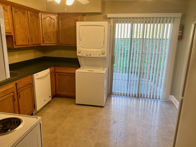 Building Photo - 1616 Spring Valley Dr