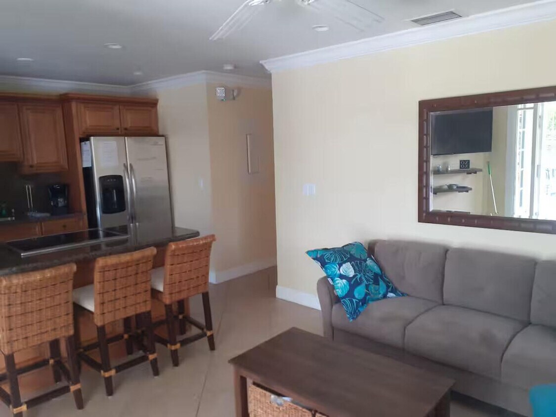 Foto principal - 9920 Aviation Blvd