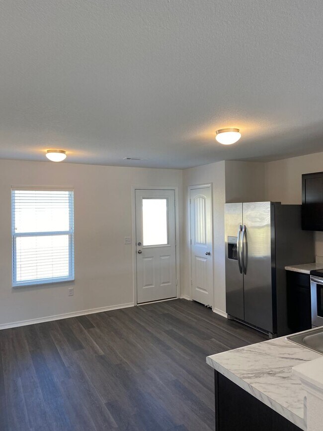 Foto del edificio - Four Bedroom | Two Bathroom Home in Wood at White Oak