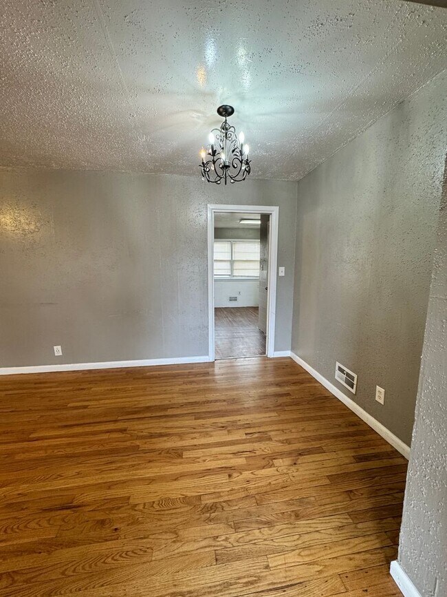 Building Photo - REDUCED  Spacious 3 bedroom