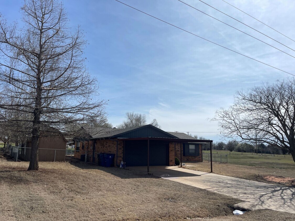 3 bed 2 bad with carport and fenced yard i... House Rental in