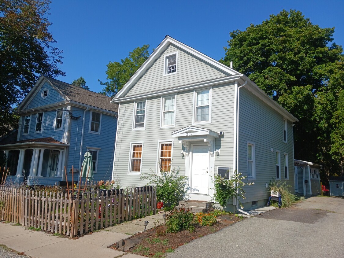 Primary Photo - 207 S Main St